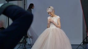 Het jonge vrouwelijke model stelt en glimlacht tijdens photoshoot Actietijd Het blonde model stelt en glimlacht stock video Het jonge vrouwelijke model stelt en glimlacht tijdens photoshoot Actietijd Het blonde model stelt en glimlacht stock video