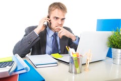 Het jonge zakenman ongerust gemaakte vermoeide spreken op mobiele telefoon in bureau die aan spanning lijden stock foto Het jonge zakenman ongerust gemaakte vermoeide spreken op mobiele telefoon in bureau die aan spanning lijden stock foto