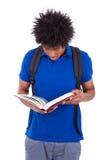Het jonge zwarte tienerstudentenmensen lezen boeken - Afrikaanse mensen stock fotografie Het jonge zwarte tienerstudentenmensen lezen boeken - Afrikaanse mensen stock fotografie