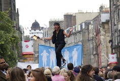 Het jongleren van met Toortsen bij de Rand van het Festival van Edinburgh royalty-vrije stock afbeelding Het jongleren van met Toortsen bij de Rand van het Festival van Edinburgh royalty-vrije stock afbeelding