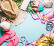 Het kader van de de zomervakantie Strandtoebehoren: strohoed, palmbladen, zonglazen, roze wipschakelaars, bikini en kokosnotencoc stock foto's Het kader van de de zomervakantie Strandtoebehoren: strohoed, palmbladen, zonglazen, roze wipschakelaars, bikini en kokosnotencoc stock foto's