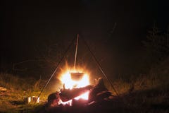Het kamperen keukengerei - pot op de brand bij een openluchtkampeerterrein bij stock foto's Het kamperen keukengerei - pot op de brand bij een openluchtkampeerterrein bij stock foto's