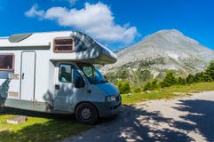 Het kamperen met een motorhuis dichtbij het gebied van berg Dirfi in Evvoia Griekenland stock afbeelding Het kamperen met een motorhuis dichtbij het gebied van berg Dirfi in Evvoia Griekenland stock afbeelding