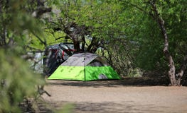 Het kamperen Plaats: Tent in de Schaduw van Bomen stock foto's Het kamperen Plaats: Tent in de Schaduw van Bomen stock foto's