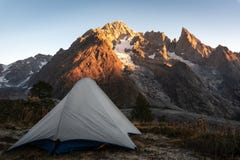 Het kamperen, Tent voor gletsjer stock afbeelding Het kamperen, Tent voor gletsjer stock afbeelding