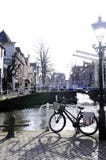 Het Kanaal, de Ophaalbrug en de Fiets van Nederland royalty-vrije stock afbeelding Het Kanaal, de Ophaalbrug en de Fiets van Nederland royalty-vrije stock afbeelding