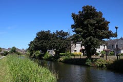 Het kanaal van Lancaster door de Steeg van de Badmolen, Lancaster, het UK Royalty-vrije Stock Afbeeldingen Het kanaal van Lancaster door de Steeg van de Badmolen, Lancaster, het UK Royalty-vrije Stock Afbeeldingen