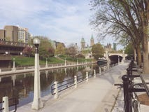 Het Kanaal van Rideau van Ottawa en het Parlement van Canada op een de lenteochtend stock afbeelding Het Kanaal van Rideau van Ottawa en het Parlement van Canada op een de lenteochtend stock afbeelding