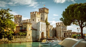 Het kasteel van Roccascaligera in Sirmione-stad dichtbij Garda-Meer stock afbeeldingen Het kasteel van Roccascaligera in Sirmione-stad dichtbij Garda-Meer stock afbeeldingen