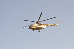 Het Keniaanse politiehelikopter vliegen royalty-vrije stock afbeelding Het Keniaanse politiehelikopter vliegen royalty-vrije stock afbeelding