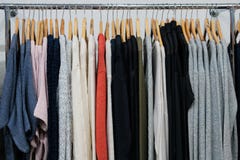 Het kiezen van modieuze kleren van verschillende kleuren op houten hangers Achtergrond voor concepten het winkelen en kortingen royalty-vrije stock foto's Het kiezen van modieuze kleren van verschillende kleuren op houten hangers Achtergrond voor concepten het winkelen en kortingen royalty-vrije stock foto's