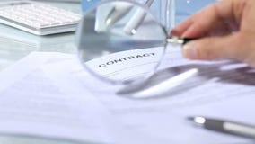 Het kijken door een vergrootglas aan contract Het kijken door een vergrootglas aan contract