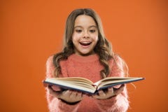 Het kind geniet van lezend boek Boekhandelconcept De boeken van prachtige vrije kinderen beschikbaar aan gelezen De literatuur va royalty-vrije stock afbeelding Het kind geniet van lezend boek Boekhandelconcept De boeken van prachtige vrije kinderen beschikbaar aan gelezen De literatuur va royalty-vrije stock afbeelding