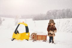 Het kind speelt buiten in de sneeuwwinter stock afbeeldingen Het kind speelt buiten in de sneeuwwinter stock afbeeldingen