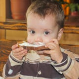 Het kind was bevuild terwijl het eten Het kind eet Een weinig royalty-vrije stock afbeelding Het kind was bevuild terwijl het eten Het kind eet Een weinig royalty-vrije stock afbeelding