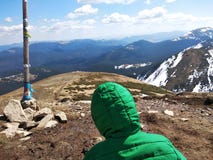 Het kind zit bovenop de hoogste berg in de Oekraïne stock afbeeldingen Het kind zit bovenop de hoogste berg in de Oekraïne stock afbeeldingen
