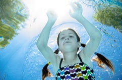 Het kind zwemt onderwater in zwembad, duikt het gelukkige actieve tienermeisje en heeft pret onder water, jong geitjefitness en s royalty-vrije stock fotografie Het kind zwemt onderwater in zwembad, duikt het gelukkige actieve tienermeisje en heeft pret onder water, jong geitjefitness en s royalty-vrije stock fotografie