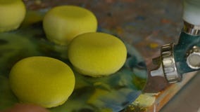 Het kleuren van de cakes met een spuitbus Groene cakes stock afbeelding Het kleuren van de cakes met een spuitbus Groene cakes stock afbeelding