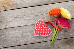 Het kleurrijke gerberabloemen en stuk speelgoed van het de daghart van Valentine Stock Afbeelding