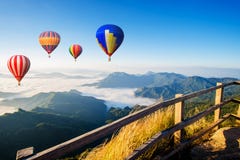 Het kleurrijke luchtballonnen vliegen stock afbeeldingen Het kleurrijke luchtballonnen vliegen stock afbeeldingen