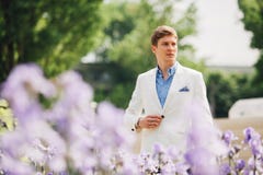 Het knappe elegante mens lopen royalty-vrije stock afbeeldingen Het knappe elegante mens lopen royalty-vrije stock afbeeldingen