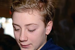 Het knappe Jonge Portret die van de Tienerjongen neer eruit zien stock afbeeldingen Het knappe Jonge Portret die van de Tienerjongen neer eruit zien stock afbeeldingen