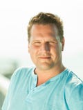 Het knappe portret van de mensentoerist De manierzomer royalty-vrije stock foto's Het knappe portret van de mensentoerist De manierzomer royalty-vrije stock foto's