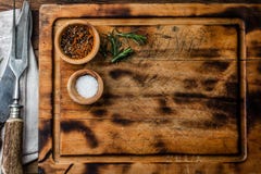 Het koken achtergrondconcept Vinrage scherpe raad met bestek Hoogste mening Stock Foto's Het koken achtergrondconcept Vinrage scherpe raad met bestek Hoogste mening Stock Foto's