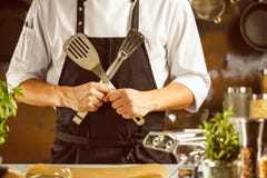 Het koken, beroep en mensenconcept - mannelijke chef-kokkok die voedsel maken bij restaurantkeuken royalty-vrije stock foto's Het koken, beroep en mensenconcept - mannelijke chef-kokkok die voedsel maken bij restaurantkeuken royalty-vrije stock foto's
