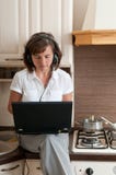 Het koken en het werken van huis royalty-vrije stock afbeelding Het koken en het werken van huis royalty-vrije stock afbeelding