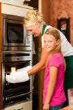 Het koken van de moeder en van de dochter royalty-vrije stock afbeelding Het koken van de moeder en van de dochter royalty-vrije stock afbeelding