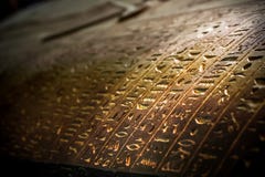 Het koptische geschrift op a coffen van Brij stock foto's Het koptische geschrift op a coffen van Brij stock foto's