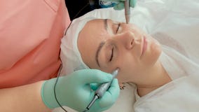 Het kosmetische schoonmaken van het gezicht in de schoonheidssalon De hardwarekosmetiek Procedure voor het van de hand doen kneuz royalty-vrije stock foto's Het kosmetische schoonmaken van het gezicht in de schoonheidssalon De hardwarekosmetiek Procedure voor het van de hand doen kneuz royalty-vrije stock foto's