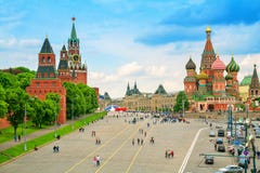 Het Kremlin en Kathedraal van St Basilicum bij het Rode Vierkant in Moskou stock afbeelding Het Kremlin en Kathedraal van St Basilicum bij het Rode Vierkant in Moskou stock afbeelding