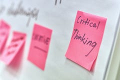 Het kritieke geschreven denken op roze document stickers in bijlage aan een tikgrafiek stock foto's Het kritieke geschreven denken op roze document stickers in bijlage aan een tikgrafiek stock foto's