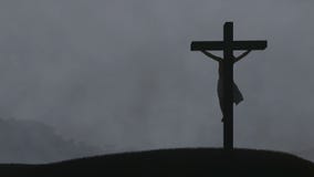 Het kruis van Jesus, nachtonweer met bliksem stock video Het kruis van Jesus, nachtonweer met bliksem stock video