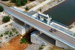 Het landschap van de Recultivatedmijnbouw met kanaal brug en het cirkelen stock fotografie Het landschap van de Recultivatedmijnbouw met kanaal brug en het cirkelen stock fotografie
