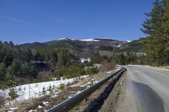 Het landschap van het de winterpanorama van pijnboom en vergankelijk bos met weg in Vitosha berg Royalty-vrije Stock Foto's Het landschap van het de winterpanorama van pijnboom en vergankelijk bos met weg in Vitosha berg Royalty-vrije Stock Foto's