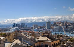 Het landschap van Genua van de oude stad aan ‚Porto Antico ‚, Oude Haven en de horizon, Genua, Italië stock foto's Het landschap van Genua van de oude stad aan ‚Porto Antico ‚, Oude Haven en de horizon, Genua, Italië stock foto's
