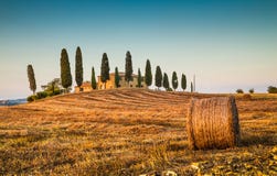 Het landschap van Toscanië met landbouwbedrijfhuis bij zonsondergang, Val-d'Orcia, Italië Royalty-vrije Stock Foto's Het landschap van Toscanië met landbouwbedrijfhuis bij zonsondergang, Val-d'Orcia, Italië Royalty-vrije Stock Foto's