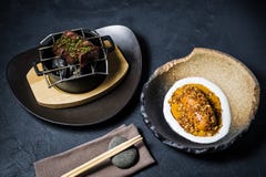 Het lapje vlees van het rundvleeshaasbiefstuk dat met een bijgerecht van gebakken bataat, zwarte achtergrond wordt geroosterd royalty-vrije stock fotografie Het lapje vlees van het rundvleeshaasbiefstuk dat met een bijgerecht van gebakken bataat, zwarte achtergrond wordt geroosterd royalty-vrije stock fotografie