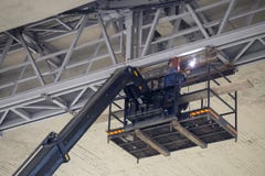 Het lassen van een metaalkader onder brug stock foto Het lassen van een metaalkader onder brug stock foto