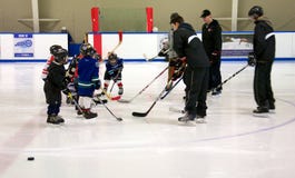 Het leren om hockey te spelen stock foto Het leren om hockey te spelen stock foto