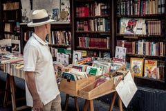 Het letten op boeken in een openluchtboekhandel royalty-vrije stock fotografie Het letten op boeken in een openluchtboekhandel royalty-vrije stock fotografie
