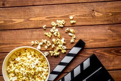 Het letten op film met popcorn op houten hoogste mening als achtergrond stock afbeeldingen Het letten op film met popcorn op houten hoogste mening als achtergrond stock afbeeldingen