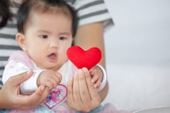 Het leuke Aziatische babymeisje spelen met haar moeder royalty-vrije stock afbeelding Het leuke Aziatische babymeisje spelen met haar moeder royalty-vrije stock afbeelding