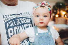 Het leuke en mooie meisje die jeans dragen kleedt zich en verband op hoofd in retro stijl stock fotografie Het leuke en mooie meisje die jeans dragen kleedt zich en verband op hoofd in retro stijl stock fotografie