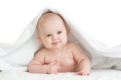 Het leuke het glimlachen babyjong geitje liggen behandeld door badhanddoek royalty-vrije stock afbeelding Het leuke het glimlachen babyjong geitje liggen behandeld door badhanddoek royalty-vrije stock afbeelding