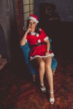 Het leuke meisje kleedde zich als Santa Claus Gelukkig Nieuwjaar en Vrolijke Kerstmis! stock afbeeldingen Het leuke meisje kleedde zich als Santa Claus Gelukkig Nieuwjaar en Vrolijke Kerstmis! stock afbeeldingen
