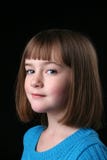 Het leuke meisje met recht haar en kijkt zijdelings stock foto's Het leuke meisje met recht haar en kijkt zijdelings stock foto's